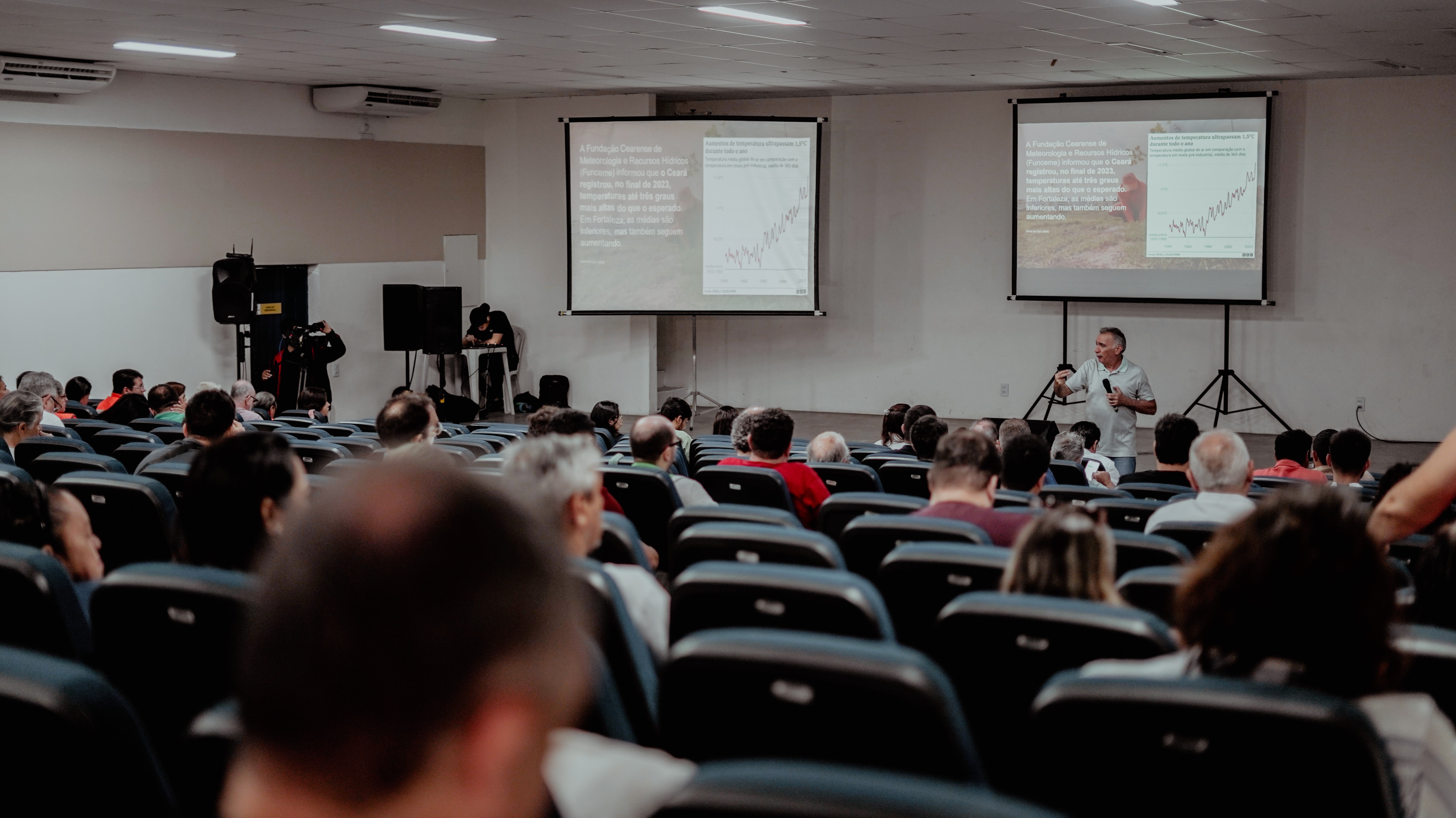 grupo de pessoas posa para a foto